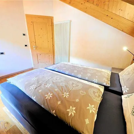Neve Molto Spazioso E Luminoso Disposto Su 2 Livelli Appartamento *